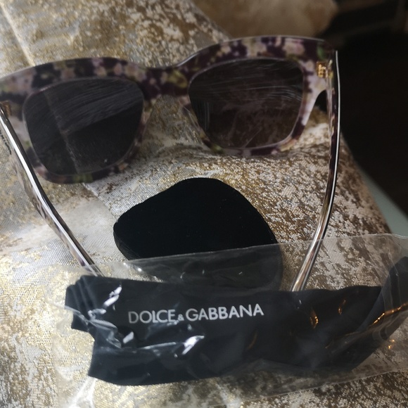 Authentic DOLCE and GABBANA "Cherry Blossom" sunglasses. - Picture 4 of 6